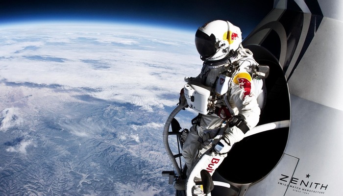 Felix Baumgartner, prendendo parte a una Red Bull marketing stunt